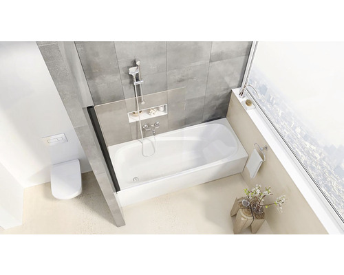 Svetlá kúpeľňa s vaňou, sprchovou zástenou a toaletou