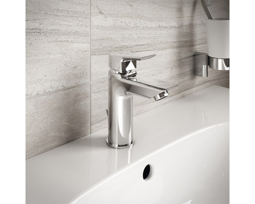 Umývadlová batéria z kovu na umývadle v kúpeľni