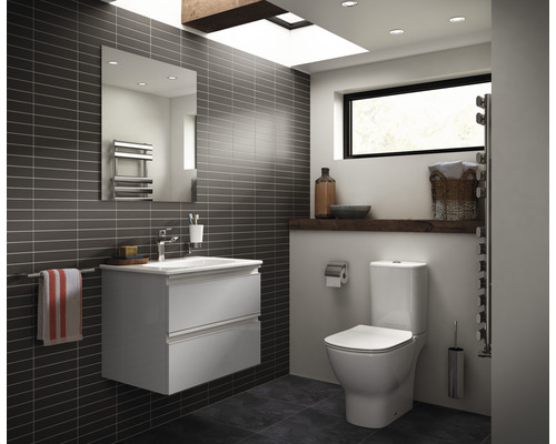 Moderná kúpeľňa s umývadlovou skrinkou, zrkadlom, toaletou a ohrievačom uterákov.