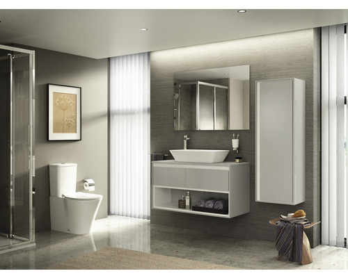 Moderná kúpeľňa s toaletou, umývadlom, zrkadlom a úložnými prvkami