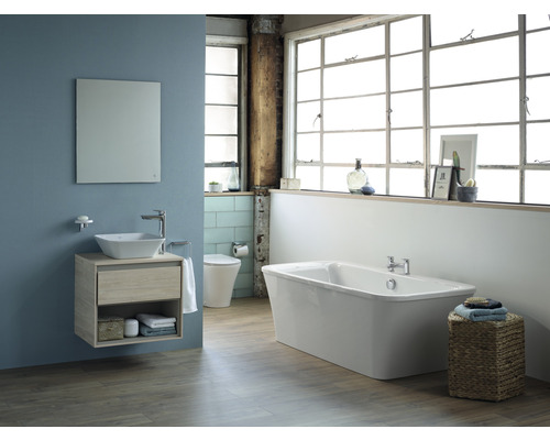 Kúpeľňa s umývadlom, zrkadlom, vaňou a toaletou vo svetlom a priestrannom prevedení