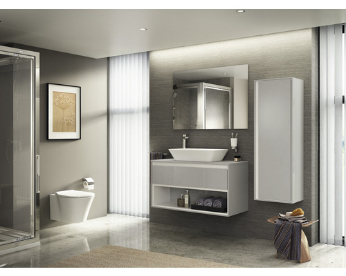 Moderná kúpeľňa s umývadlom, zrkadlom, vysokou skriňou, toaletou a sprchou