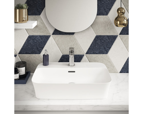 Moderná kúpeľňa s umývadlom na dosku, batériou a geometrickými obkladmi