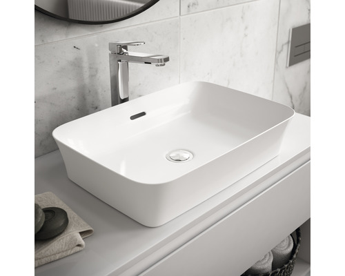 Keramické umývadlo na dosku s batériou a odtokovou súpravou v kúpeľni