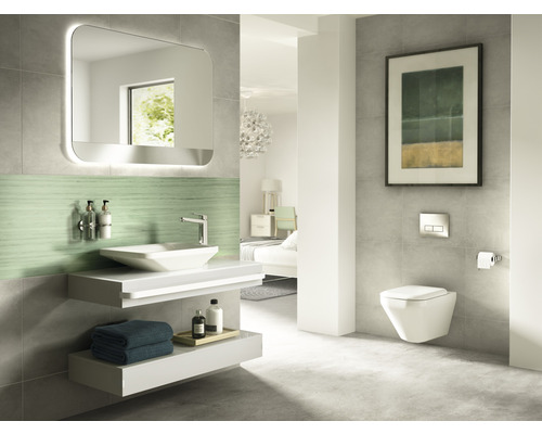 Moderná kúpeľňa s umývadlom, zrkadlom s osvetlením a závesným WC.