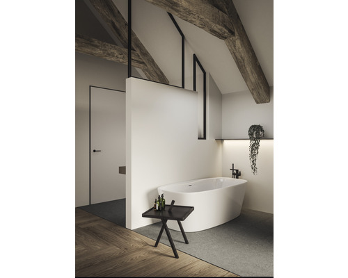 Kúpeľňa s voľne stojacou vaňou, drevenými trámami a malým stolom