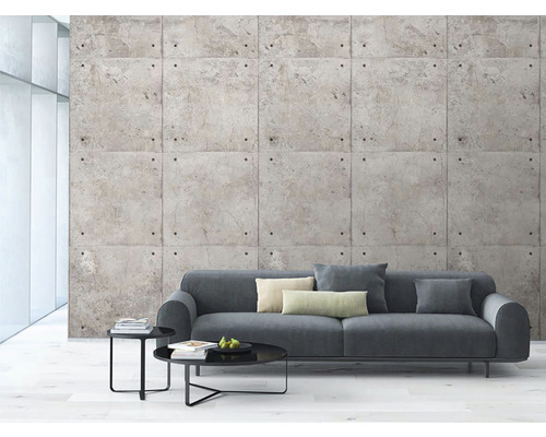 Obývacia izba so sivou pohovkou a stenovými panelmi s betónovým vzhľadom