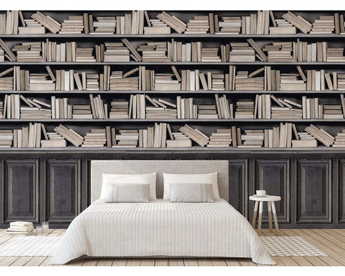 Spálňa s posteľou a tapetou s motívom knižnice