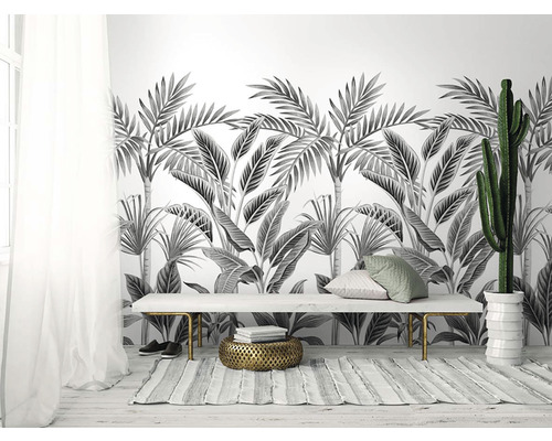 Svetlá miestnosť s tapetou s motívom paliem, lavicou a kaktusom