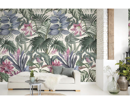 Obývacia izba s botanickou tapetou s listami a kvetmi