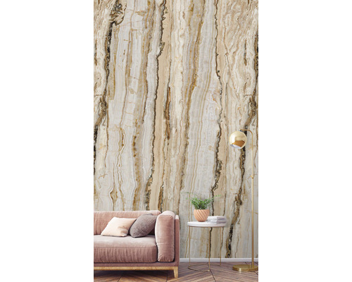 Obývacia izba s mramorovou tapetou, pohovkou, príručným stolíkom a stojacou lampou