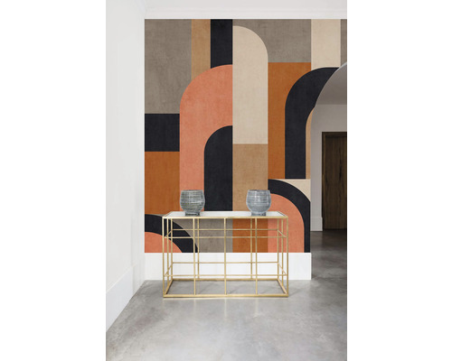 Pohľad do izby s geometrickou tapetou, konzola s doskou stola a vázami