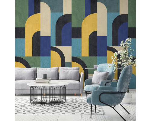 Obývacia izba s pohovkou, kreslami a geometrickou tapetou