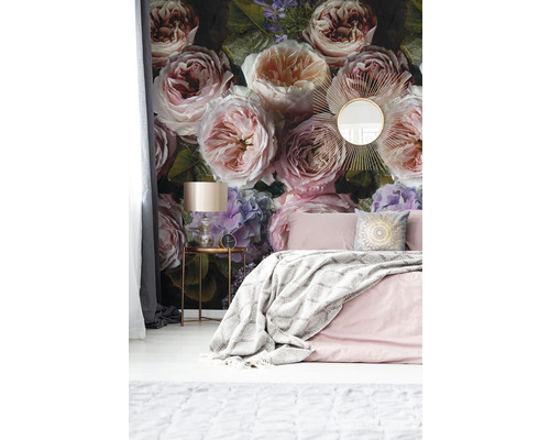 Spálňa s fototapetou ruží, posteľou a nočným stolíkom