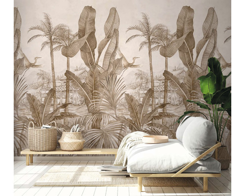 Obývacia izba s tapetou s motívom tropických rastlín, vrátane paliem a banánových listov