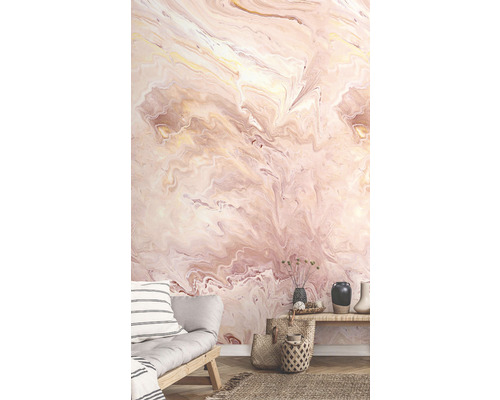 Obývacia izba s abstraktným mramorovým vzorom na tapete a minimalistickým nábytkom