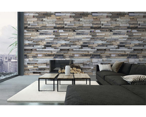 Obývacia izba s drevenými stenovými panelmi, gaučom a krbom