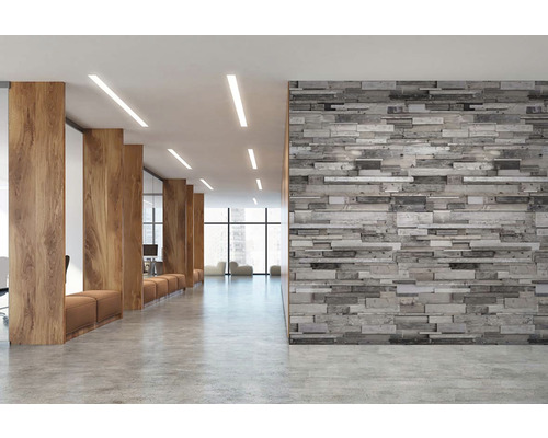 Kancelársky priestor s drevenými prvkami, sedením a obkladom stien s kamenným vzhľadom
