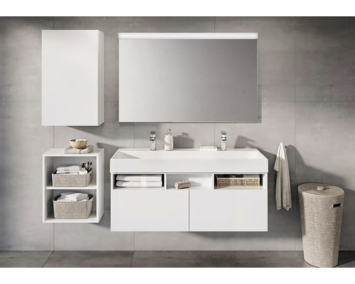 Kúpeľňa s umývadlovou skrinkou, zrkadlovou skrinkou, závesnou skrinkou a policou