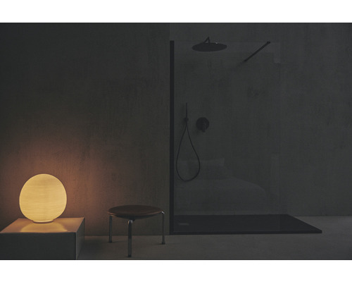 Moderná kúpeľňa so sprchou, stoličkou a lampou