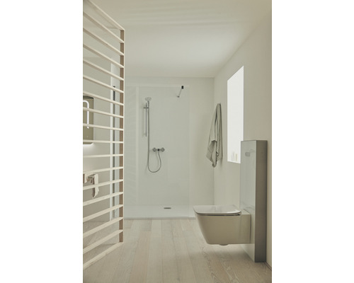 Moderná kúpeľňa so sprchou a závesným WC