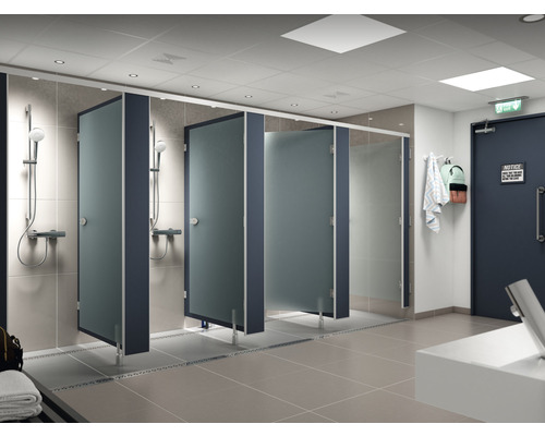 Hygienická miestnosť so sprchovacími kabínami, umývadlom a východom