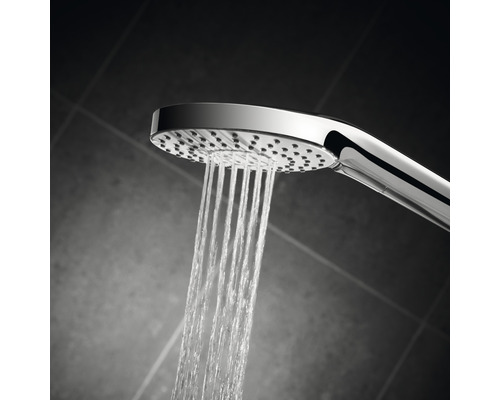 Ručná sprcha s tečúcou vodou