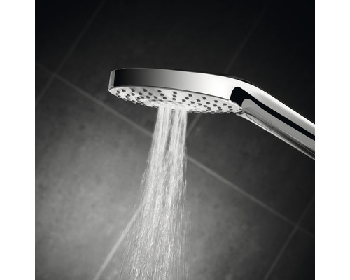 Ručná sprcha s prúdom vody v kúpeľni