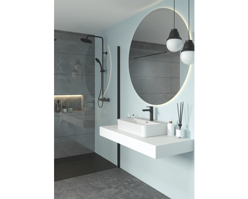 Kúpeľňa so sprchou, umývadlom, zrkadlom a osvetlením