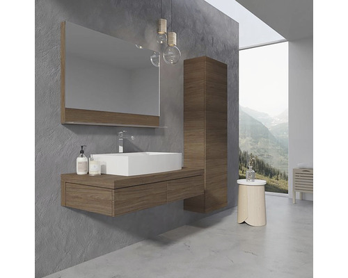 Moderná kúpeľňa s umývadlom, zrkadlom a vysokou skriňou vo vzhľade dreva