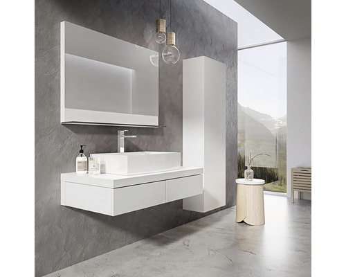 Kúpeľňa s bielym umývadlom, zrkadlom, vysokou skriňou a príručným stolíkom