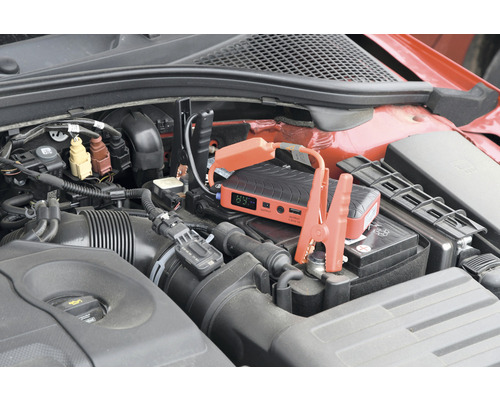 Štartovací booster pripojený k autobatérii v motorovom priestore