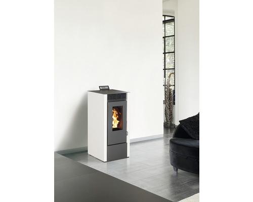 Peletové kachle v obývacej izbe s ohňom viditeľným za sklenenou tabuľou