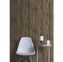 Scéna s tapetou s drevenými panelmi, stoličkou, stolom a rastlinou.