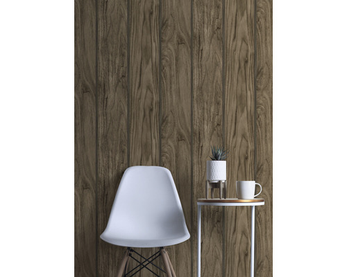 Scéna s tapetou s drevenými panelmi, stoličkou, stolom a rastlinou.