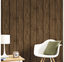 Scéna s tapetou s dreveným obkladom, stolom, lampou a stoličkou