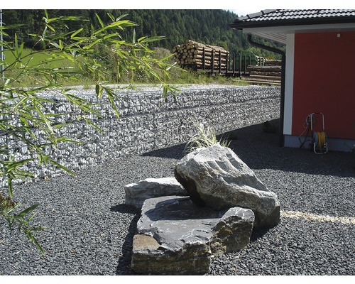Návrh záhrady s kameňmi, gabionovým múrom a skladom dreva