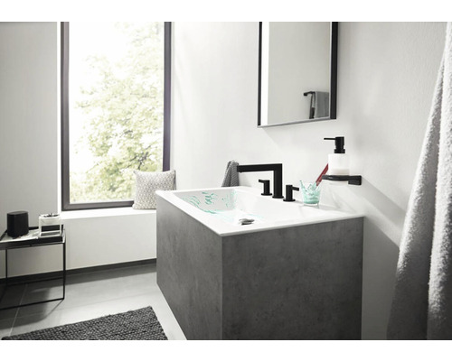 Moderná kúpeľňa s umývadlom, zrkadlom a oknom