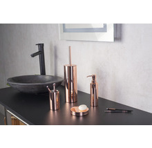 Kúpeľňová scéna s umývadlom, batériou a súpravou kúpeľňových doplnkov