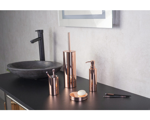 Kúpeľňová scéna s umývadlom, batériou a súpravou kúpeľňových doplnkov