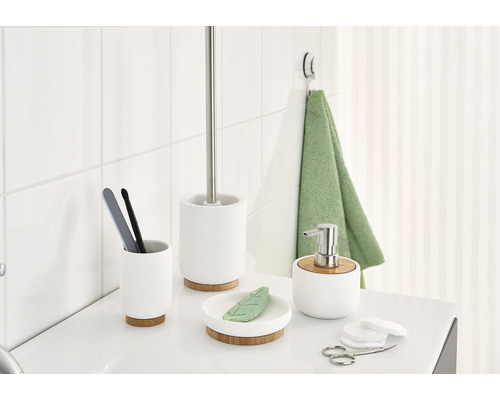 Kúpeľňová súprava s dávkovačom mydla, pohárom na zubné kefky, mydelničkou, súpravou toaletnej kefy a uterákom