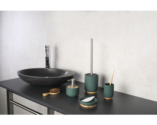 Kúpeľňa s umývadlom na dosku, armatúrou a súpravou kúpeľňových doplnkov