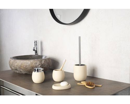 Kúpeľňové vybavenie s dávkovačom mydla, držiakom na zubné kefky, miskou na mydlo a WC kefou vedľa umývadla z prírodného kameňa