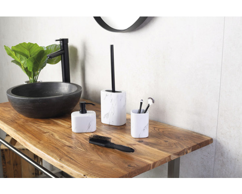 Kúpeľňová umývadlová doska s okrúhlym kamenným umývadlom, batériou, dávkovačom mydla, WC kefou, pohárom a kefou na drevenej polici.