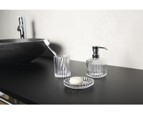 Kúpeľňová scéna s dávkovačom mydla, miskou na mydlo, držiakom na zubné kefky a umývadlom