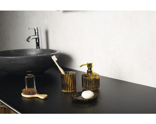 Kúpeľňová scéna s umývadlom, vodovodnou batériou, pohárom na zubné kefky, dávkovačom mydla a mydlom