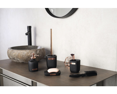 Kúpeľňová súprava s umývadlom, dávkovačom mydla, toaletnou kefou, miskou na mydlo, pohárom a kefou na vlasy na pracovnej doske.