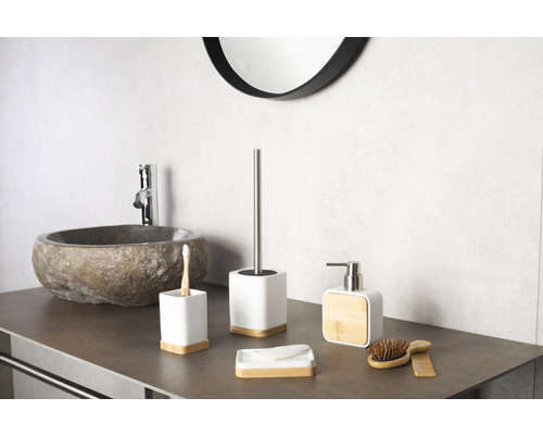 Kúpeľňa s umývadlom, okrúhlym umývadlom z kameňa a kúpeľňovými doplnkami z bambusu a keramiky