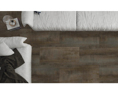 Pohľad zhora na miestnosť s dlaždicami so vzhľadom dreva a posteľou