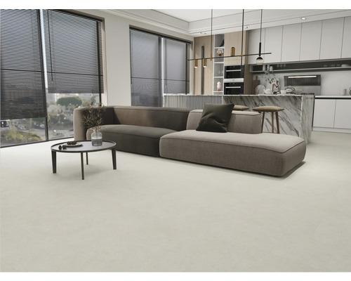 Moderná obývacia izba s pohovkou, konferenčným stolíkom a okennými žalúziami